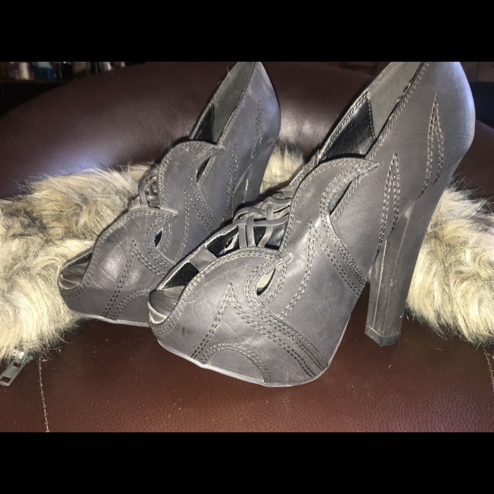 Shoe dazzle heels size 6